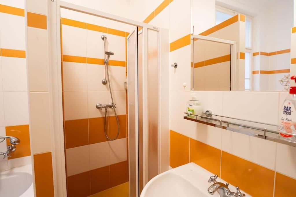 Cozygem Apt 2 Mins Walk Charles Bridge Prague